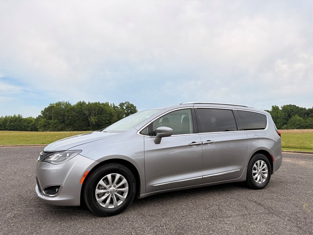 2018 Chrysler Pacifica Touring L's photo