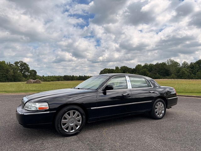 2007 Lincoln Town Car Designer Series's photo